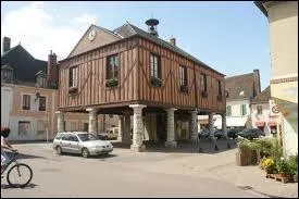 Les habitants de Charny portent le nom de ...