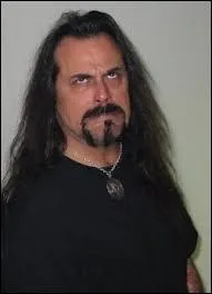 Dans quel autre groupe, Glen Benton a-t-il assur le chant de 2003  2009 ?