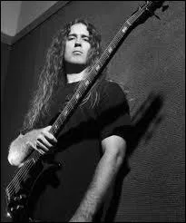 Qui est ce bassiste ?