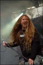Ci-contre, John Tardy, vocaliste de Obituary. Quel poste occupe son frre dans le groupe ?