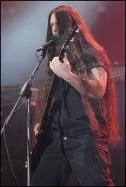 Qui est ce bassiste-chanteur ?