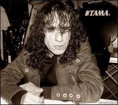 Dans quel groupe Pete Sandoval assurait-il la batterie avant de rejoindre Morbid Angel ?