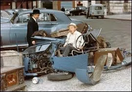   Bah maintenant, elle va marcher beaucoup moins bien, forcment... !   , Bourvil ramasse les dbris de sa __________ dans le film  Le Corniaud .