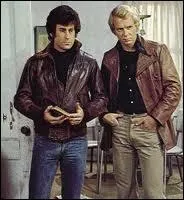 Srie culte mettant en scne deux inspecteurs, un blond et un brun, au volant d'un voiture rouge et blanche des plus kitch ... Starsky et Hutch se dplacent en :