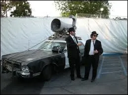 Dans quelle voiture Elwood Blues, attend-il la sortie de prison de son frre Jack Blues, alias  The Blues Brothers  ?