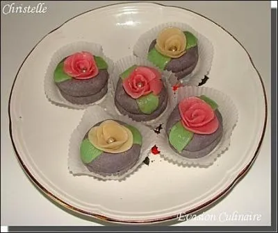 Voilà une pâtisserie subtile alliant les saveurs de la vanille, la pâte d'amandes et la forme des jolies roses. Que badigeonnerez-vous pour en faire briller les feuilles et pétales ?