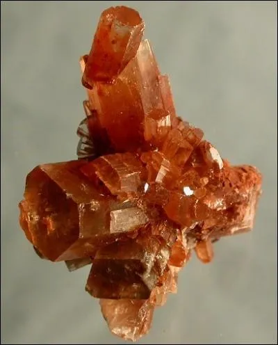 Minral polymorphe de la calcite mais ayant des macles cycliques, je suis :