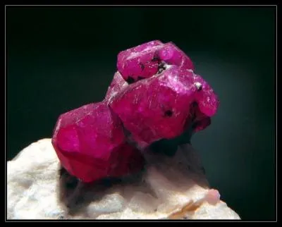 Minral prcieux dont la couleur est due  la prsence de chrome, je suis :