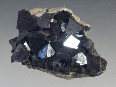 Minéral dont l'habitus est composé d'octaèdres, ayant des propriétés magnétiques, je suis :
