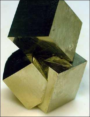 Minéral de forme cubique, aussi appelé  l'or des fous , je suis :