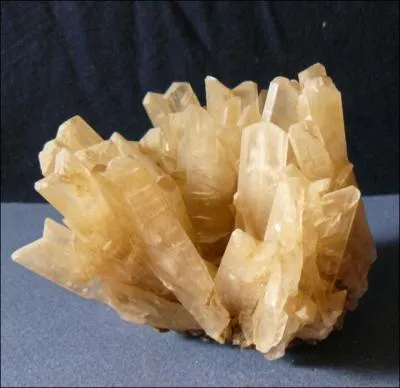 Minral dont l'agrgat se prsente en rosettes et dont la duret est faible (1, 5-2), je suis :