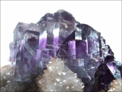 Minral de forme cubique ayant 4 plans de clivage, je suis :