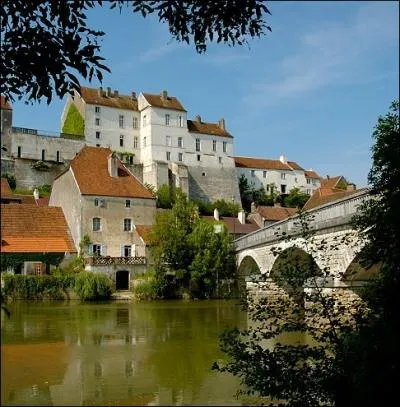 Pesmes, petite cit Comtoise de caractre est classe parmi les plus beaux villages de France. Quelle rivire au nom curieux, contourne cette charmante cit mdivale ?