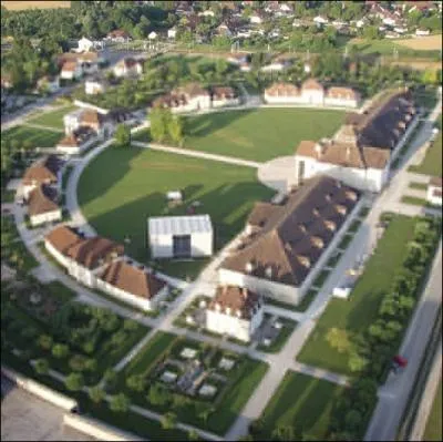 Oeuvre de Claude Nicolas Ledoux architecte visionnaire, cette saline construite sous Louis XV, est le monument le plus grandiose et le plus extraordinaire de la rgion. O se situe-t-il ?