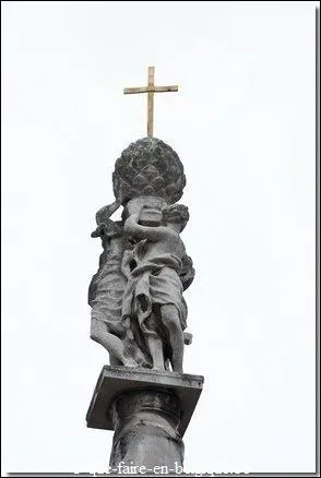 Sous la croix, on trouve