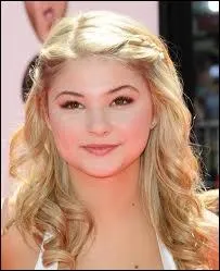 Qui est cette jolie blonde ?