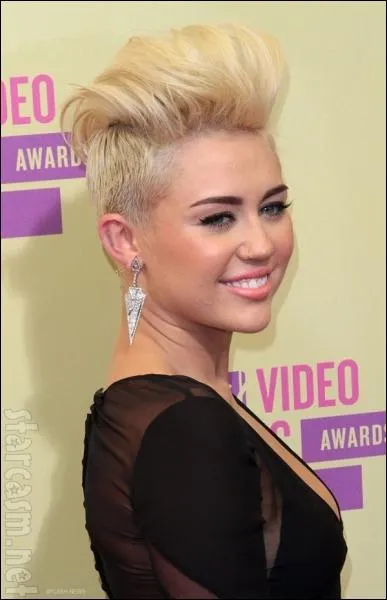 Pourquoi Miley a coup ses cheveux ?