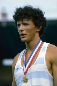 Ce sportif, spcialiste du saut  la perche, fut mdaill d'or aux JO de Los Angeles en 1984, aprs avoir t pendant quelque temps recordman du monde avec 5, 82m. Il s'appelait :