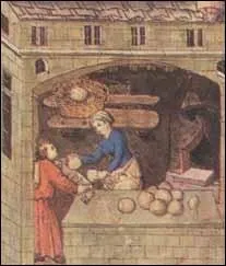 Le pain constitue l'alimentation essentielle, on le vénère. Pains d'épeautre, de seigle, de froment, de sarrasin, d'avoine, d'orge, de millet. Comment s'appelle la grande tranche servant d'assiette ?