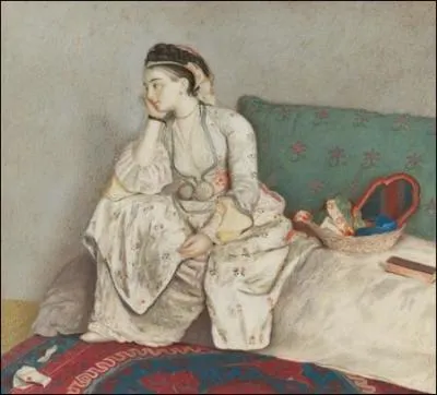 Femme pensive sur un sofa
