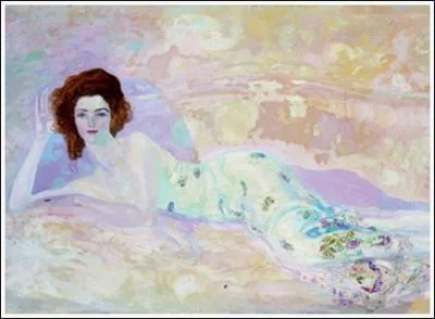 Femme allonge sur un sofa