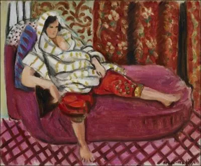 Femme sur un divan rose