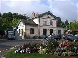 Je quitte les Hauts-de-Seine par la ville de Vaucresson. Comment s'appellent les habitants de cette ville ?