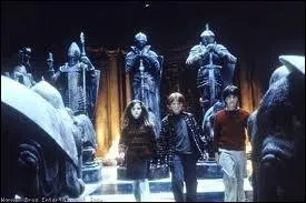 Dans  Harry Potter  l'cole des sorciers , Harry joue aux checs avec des pices animes par magie, puis doit diriger une partie d'checs contre des pices grandeur nature, ce qui permet :