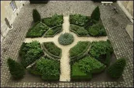 Enfin, un autre terrain, celui-ci rserv aux arbres toujours verts, abritait des animaux sauvages et (... ) qui,