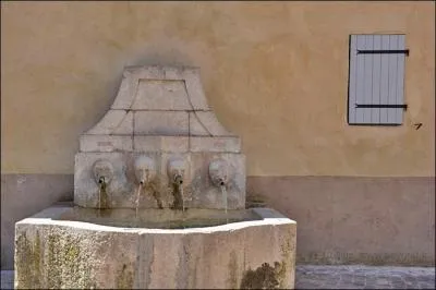 Rendez-vous dans le palais des comtes de Provence qui sert aujourd'hui de muse dans la ville de :