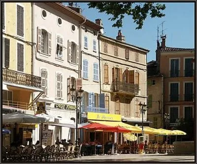 Cette journaliste, prsentatrice des journaux du week-end sur France 3 et artiste peintre  ses heures, est originaire de cette ville provenale :