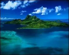 Sur quelle le mystrieuse les filles ont-elle acquise le pouvoir de se transformer en sirne au contact de l'eau ?