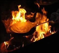 Omelette souffle additionne de crme frache. Le blanc et le jaune ont t battus sparment. Cuire  feu vif.