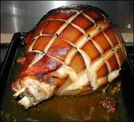 Dcorez la surface du jambon en dtaillant des losanges. Cuisez  couvert pendant 3 heures dans une garniture aromatique corse, lie au vin. Arrosez, retournez rgulirement.