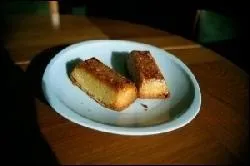 Cette ptisserie ne en 1999 est de forme paralllpipdique pour rappeler celle d'un difice de sa ville de Rennes.