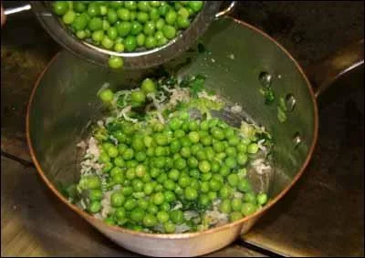 Lorsque l'on cuisine les petits pois  la franaise que convient-il de faire ?
