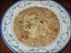 Pour accommoder les reste de pain rassis : simple soupe faite d'eau, de pain, de beurre et d'un jaune d'oeuf.