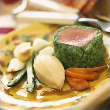De forme arrondie et prleve dans le gigot, le filet ou le carr, grille, aromatise au romarin et au citron vert. Recette simple qui prserve toute la saveur de cette viande d'une grande finesse.
