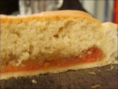 Gteau antillais par excellence il est confectionn avec une pte brise et un appareil  gnoise. Entre les deux, une confiture souvent  la banane.