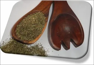 Les feuilles sont utilises comme condiment depuis l'Antiquit. Elles relvent les sauces, grillades et la plante porte le nom  d'herbe aux haricots.  