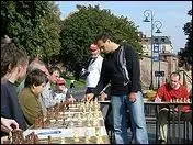 Sur la photo, comment appelle-t-on le type de jeu que pratique le joueur qui est debout ?