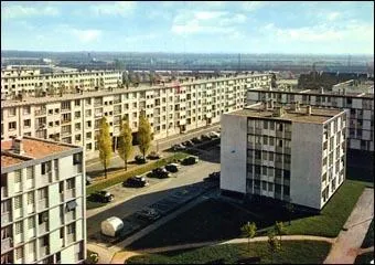 Quelle évolution n'est pas réelle jusqu'aux années 70 ? (Photo : Trappes dans la banlieue parisienne dans les années 70)