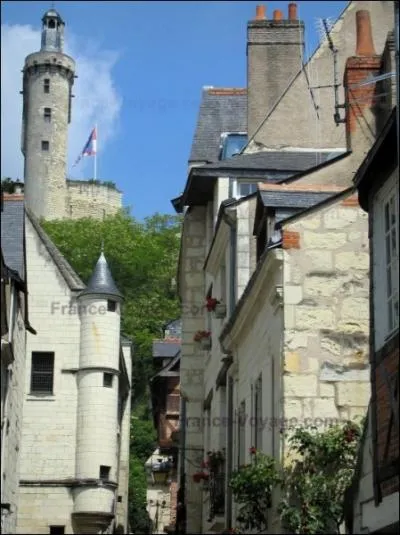 Rendez-vous devant l'entre d'une cave troglodyte creuse sous la forteresse (j'ai une bonne adresse... ) pour y dguster un vin de :