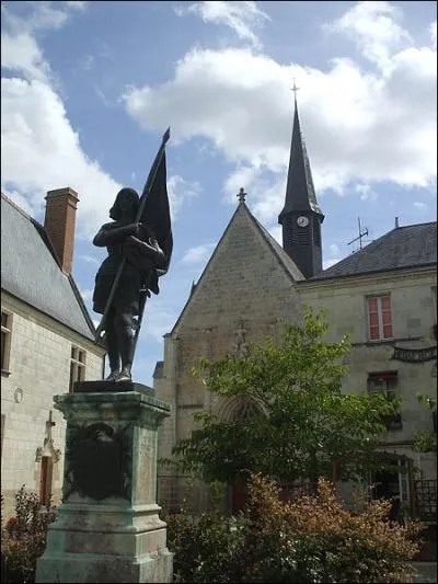 C'est dans cette ville que jeanne d'Arc rencontre Charles VII aprs avoir patiemment attendu dans la commune proche (une trentaine de km) de :