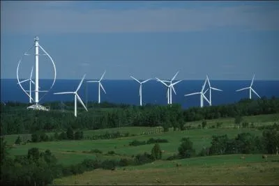 La plus haute olienne  axe vertical du monde se trouve  Cap-Chat, municipalit du Qubec en Gaspsie. Combien mesure cette olienne baptise  Eole  ?