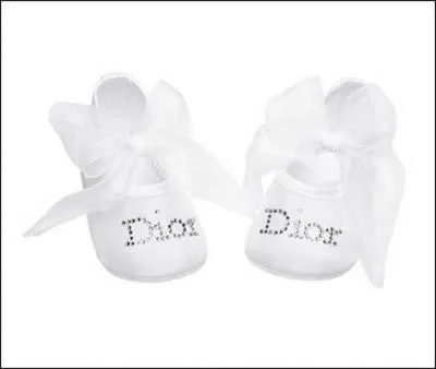 Et si je suis english encore, je mets ses petits feet (le pluriel de foot) dans des... ?