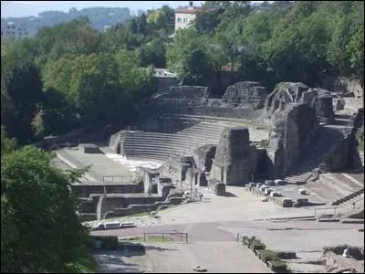  ct du thtre antique de Fourvire, il forme un couple archologique remarquable, avec son voisin rare dans le monde romain. C'est :