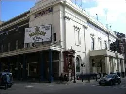 Le btiment actuel est le dernier d'une srie de quatre thtres construits et reconstruits au mme endroit depuis 1663, ce qui en fait le thtre le plus ancien de Londres. C'est ?