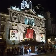 Thtre construit au-dessus d'curies en 1832, c'est un thtre qui a subi de nombreux changements au cours des sicles. Le thtre actuel ouvrit le 6 novembre 2011. C'est :