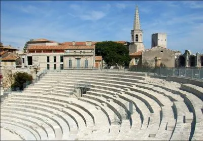Commenc vers 40 av. J. -C. , il fut achev vers l'an 12 av. J. -C. et ainsi l'un des tout premiers thtres en pierre du monde romain. il figure sur la liste du patrimoine mondial de l'humanit. C'est :